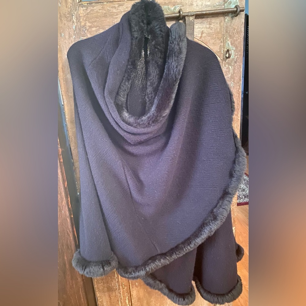 Black cape with faux fur trim